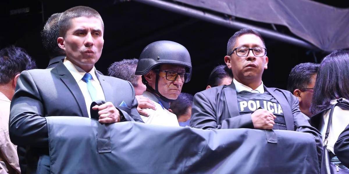 Elecciones Ecuador 2023: el chaleco antibalas como símbolo de los comicios marcados por la violencia