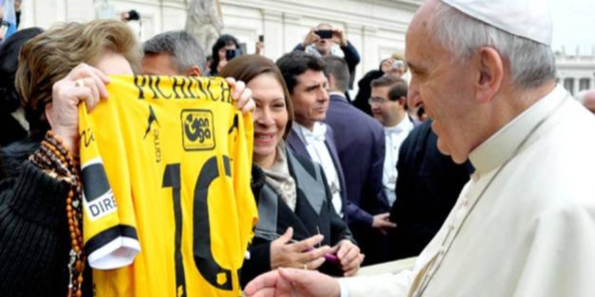 Papa Francisco y el día que recibió la camiseta de Barcelona SC