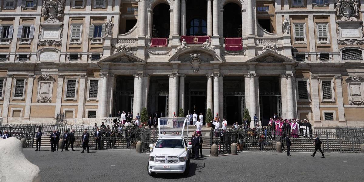 El papamóvil que trasladó los restos de Francisco fue un regalo de México