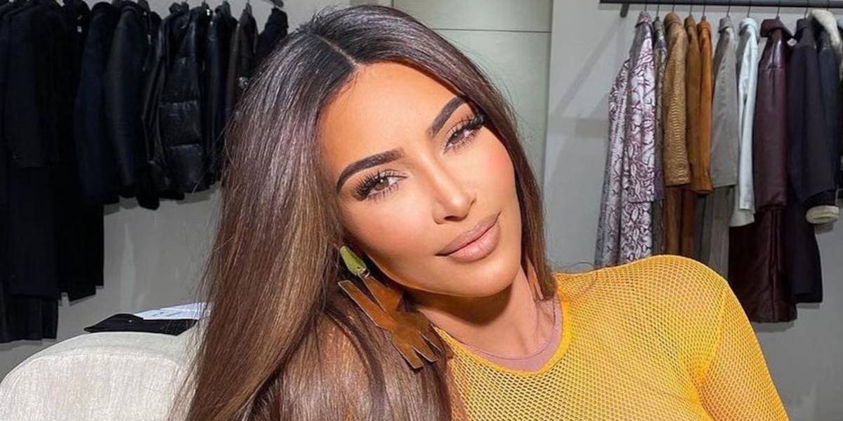 Una figura gigante de Kim Kardashian invade Times Square como parte de una campaña de SKIMS