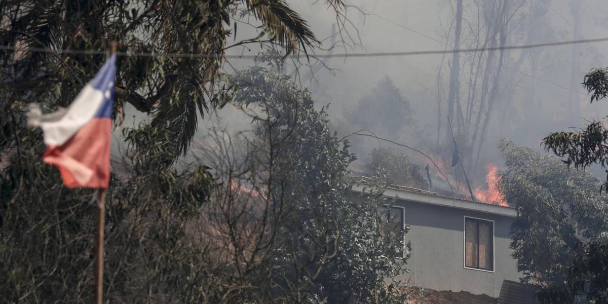 Suben a 99 los muertos en los devastadores incendios de Valparaíso