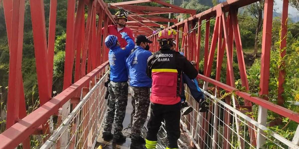 Hallan a un hombre colgado de un puente peatonal en Ibarra