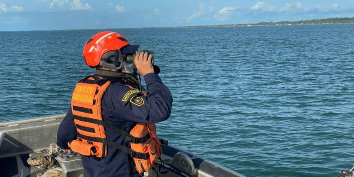 Cinco migrantes ecuatorianos fueron rescatados en el mar Caribe por militares de Colombia