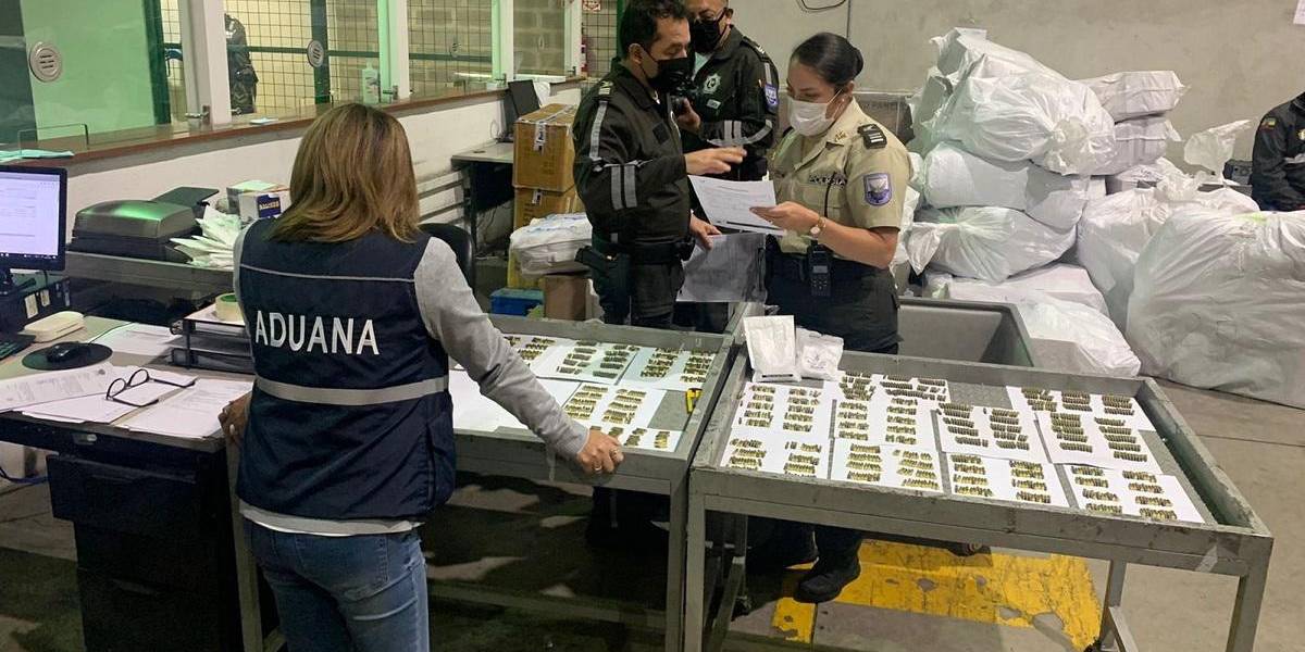 Decomisan 2 mil municiones calibre 22 en el aeropuerto de Quito