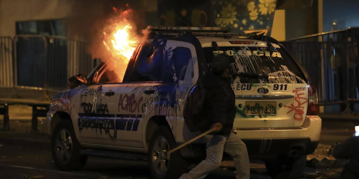 Supuestos manifestantes queman carro de la Policía en Quito; en Napo desmantelaron un puente