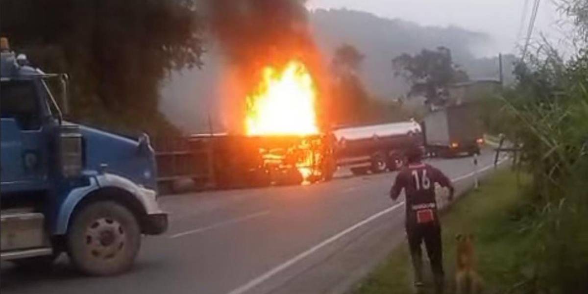Un choque entre tráiler y tanquero provoca un incendio en la vía Alóag - Santo Domingo