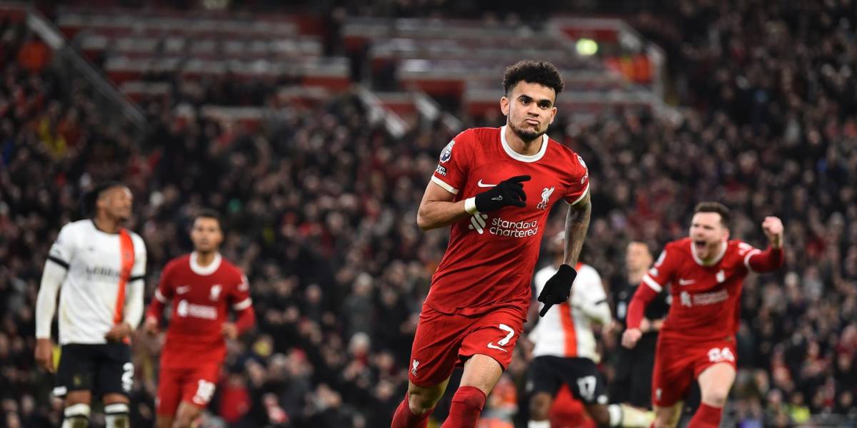 Liverpool golea 4-1 al Luton Town y prolonga su liderato en la Premier League