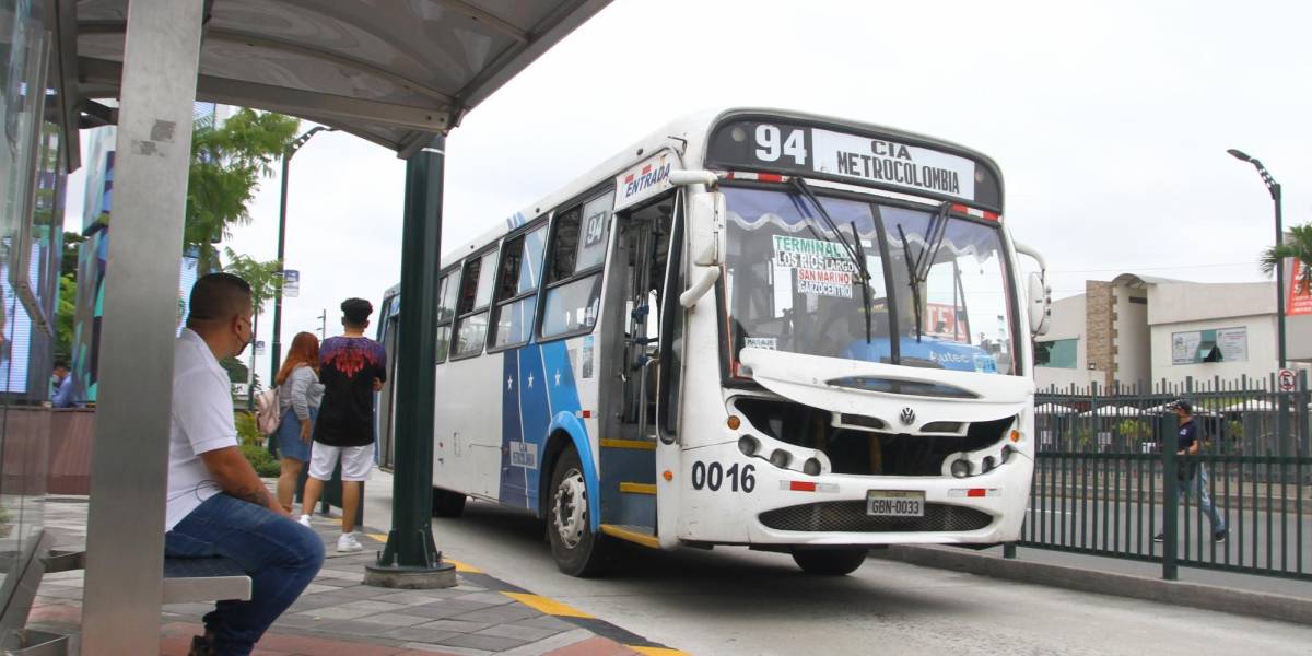 Más de 100 buses urbanos vuelven a sus recorridos normales en Guayaquil