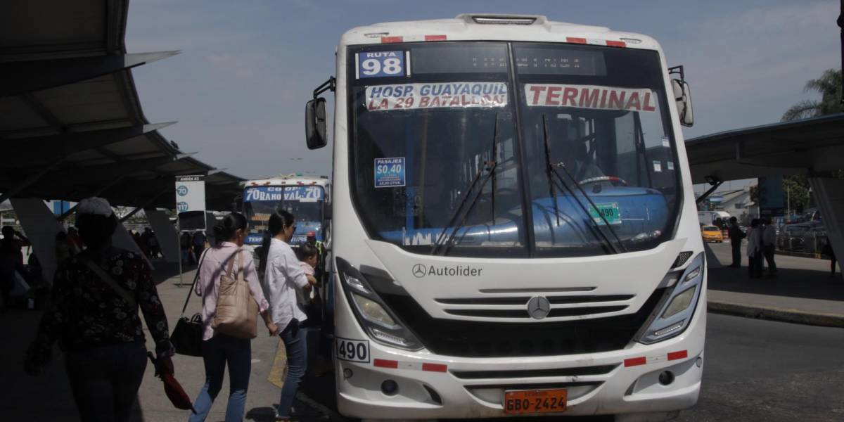 ATM y transportistas están enfrentados por el aumento del pasaje en Guayaquil