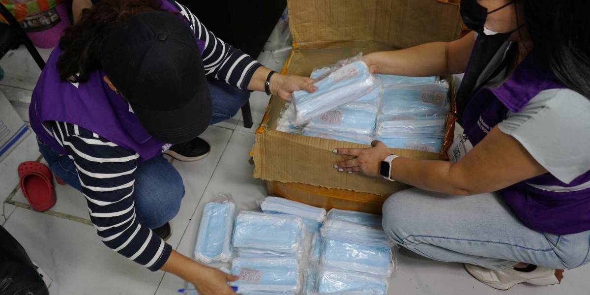 Guayaquil | Medio millón de mascarillas, algunas almacenadas entre heces de roedores, fueron decomisadas