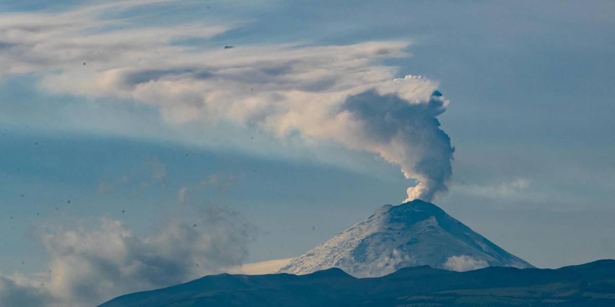 Volcán Cotopaxi emana una columna de mil metros de vapor, gas y ceniza