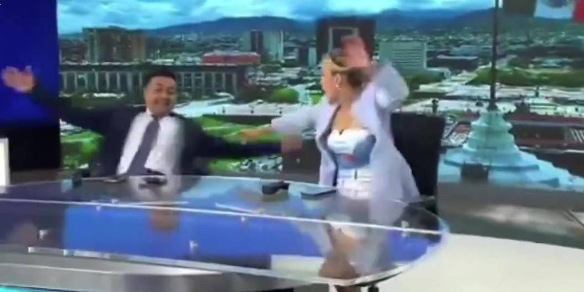 México: Periodista sufre caída durante noticiero en vivo