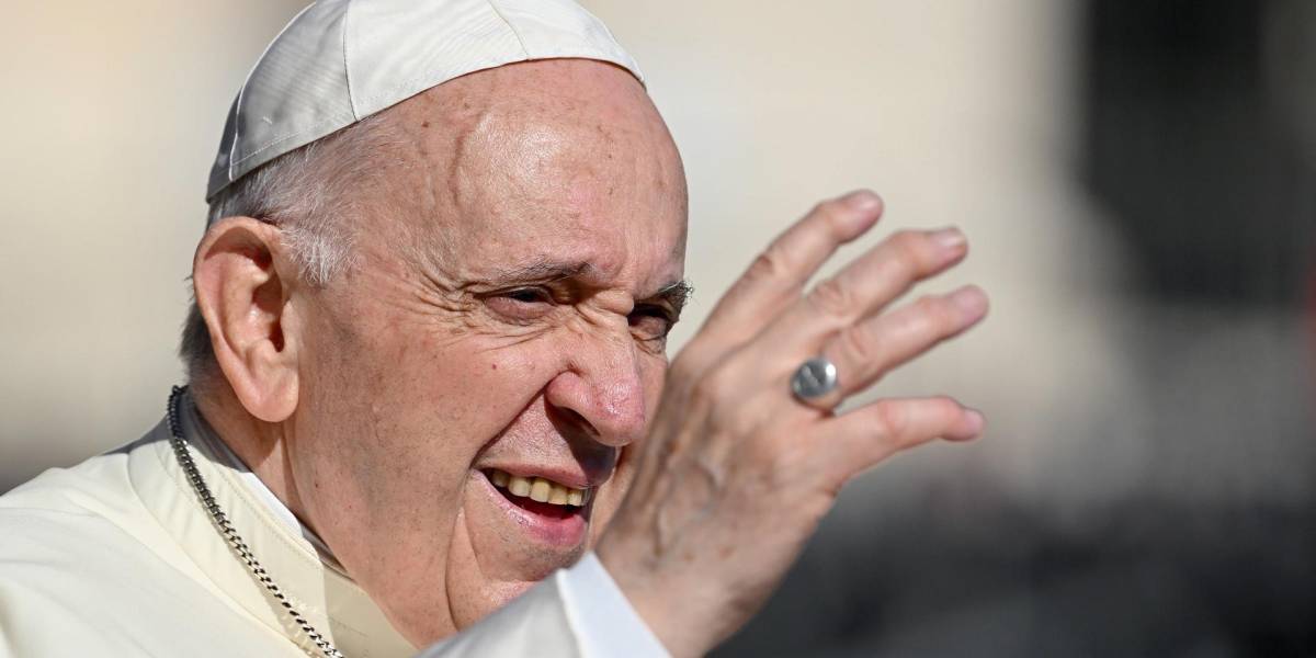 El papa aclara que no se bendice la unión homosexual sino simplemente a las personas