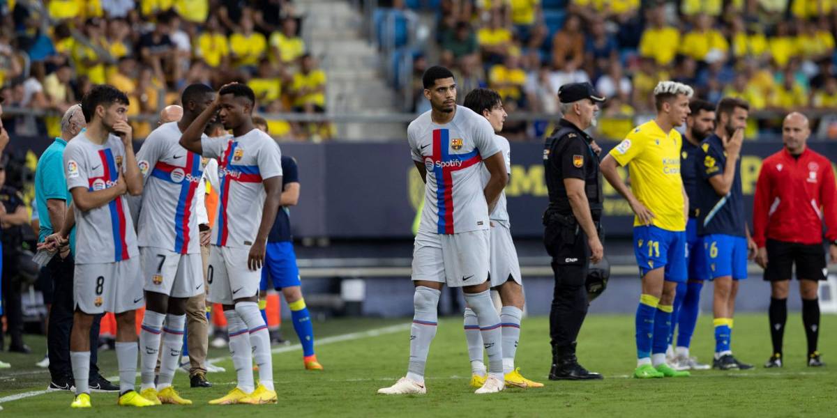 El Cádiz-FC Barcelona interrumpido para salvar a una aficionada que se desmayó en las gradas