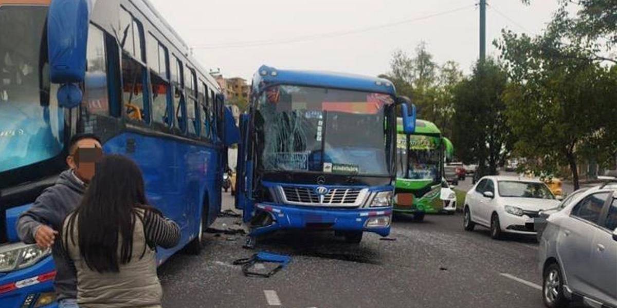 Dos buses chocaron en la avenida Simón Bolívar y provocan cierres viales