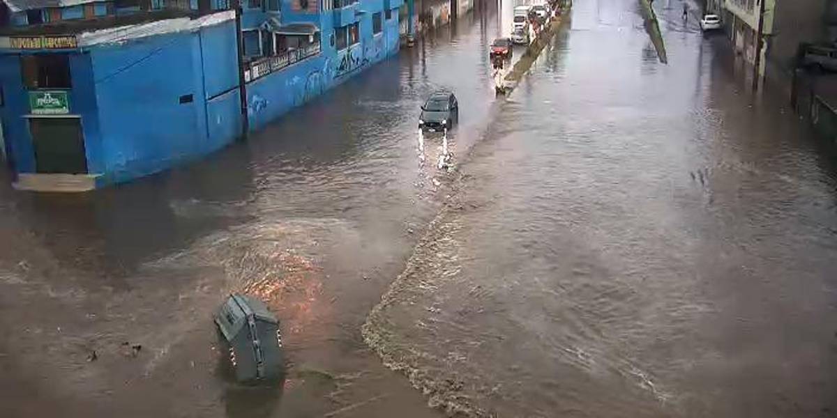 Fuertes lluvias provocan acumulación de agua en ciertos sectores de Quito