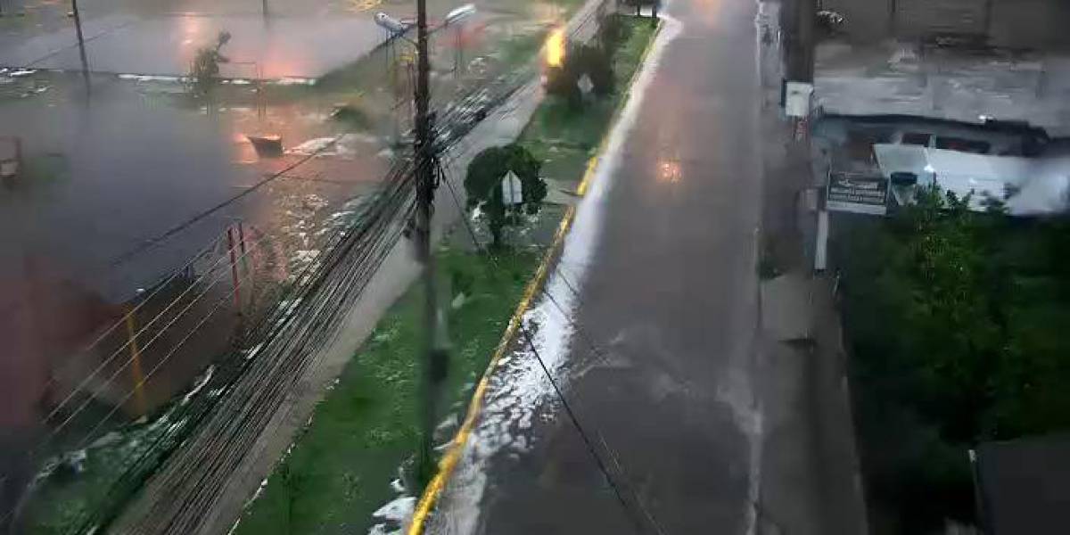 Alerta activa en el valle de Los Chillos por inundaciones tras fuerte lluvia