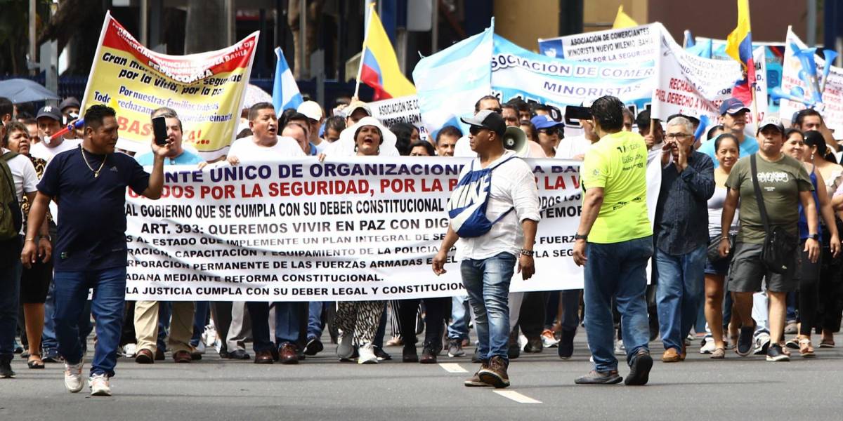 Comerciantes de la Bahía y la calle Ayacucho marchan en Guayaquil para pedir más seguridad