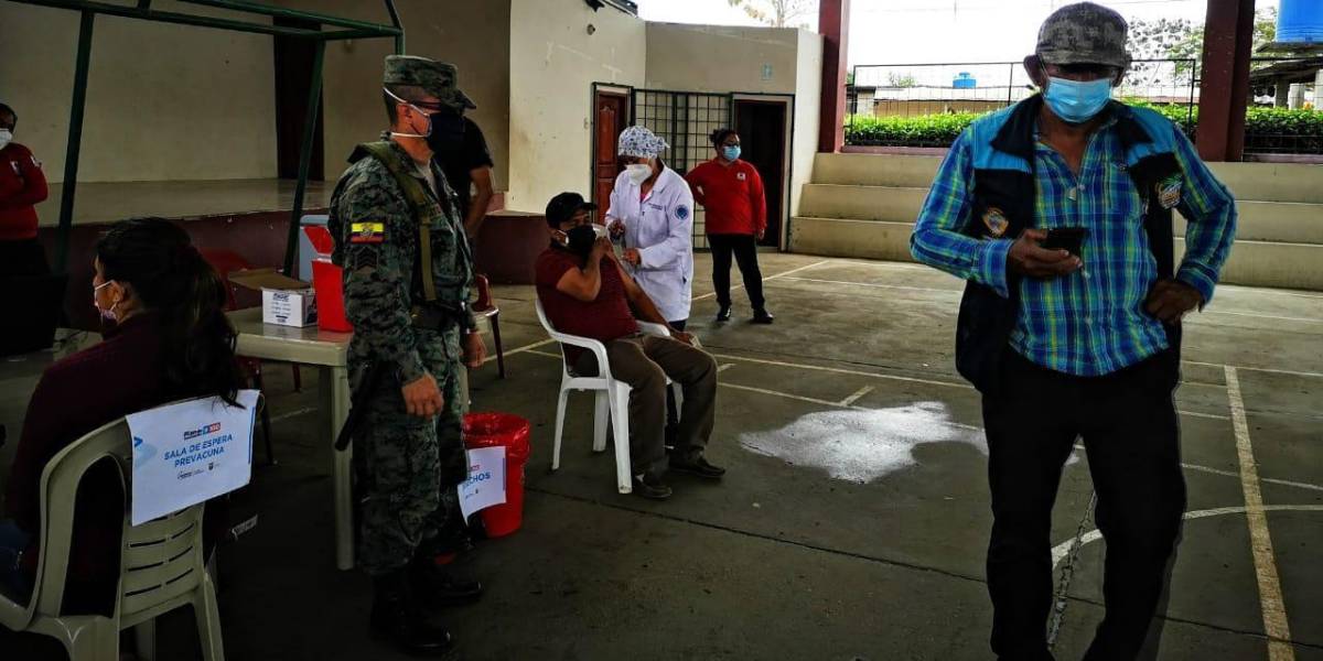 Extranjeros cruzan a Huaquillas para vacunarse contra el COVID-19