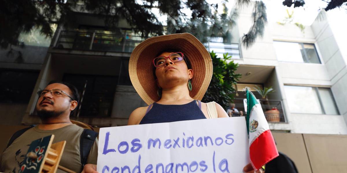 Mexicanos protestan frente a Embajada de Ecuador y exigen respeto a la soberanía del país