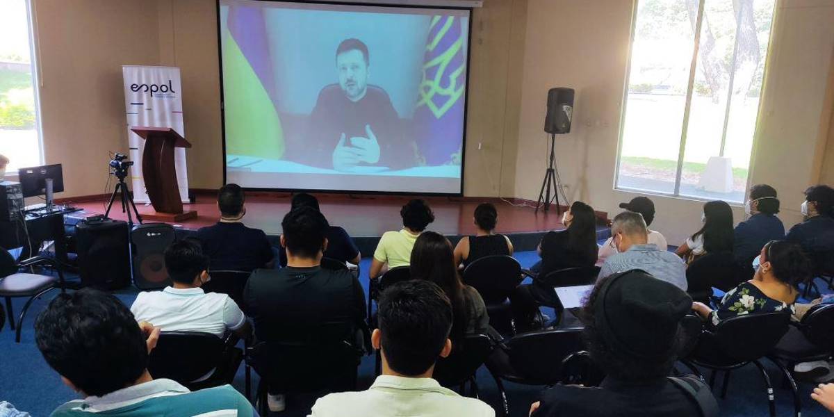Volodímir Zelenski mantuvo un encuentro virtual con estudiantes universitarios de Quito y Guayaquil