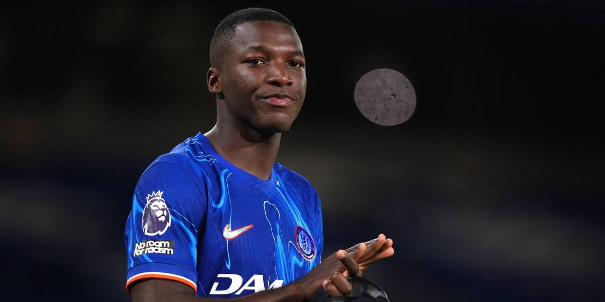 (VIDEO) Moisés Caicedo se enojó con un hincha del Chelsea y protegió a su esposa