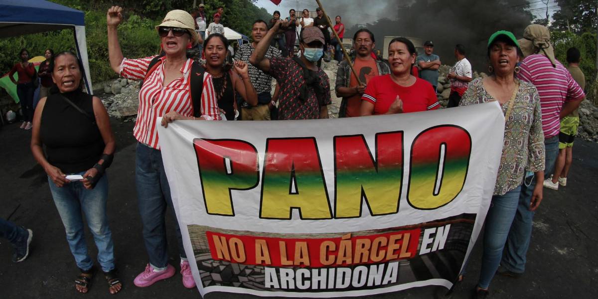 Manifestantes que se oponen a la construcción de la cárcel se tomaron la Gobernación del Napo, este 12 de diciembre