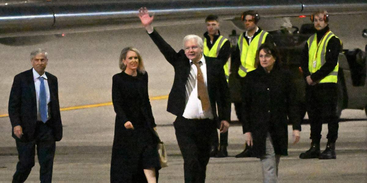 Assange se niega a hablar a su llegada a Australia; su esposa pide tiempo y espacio para él