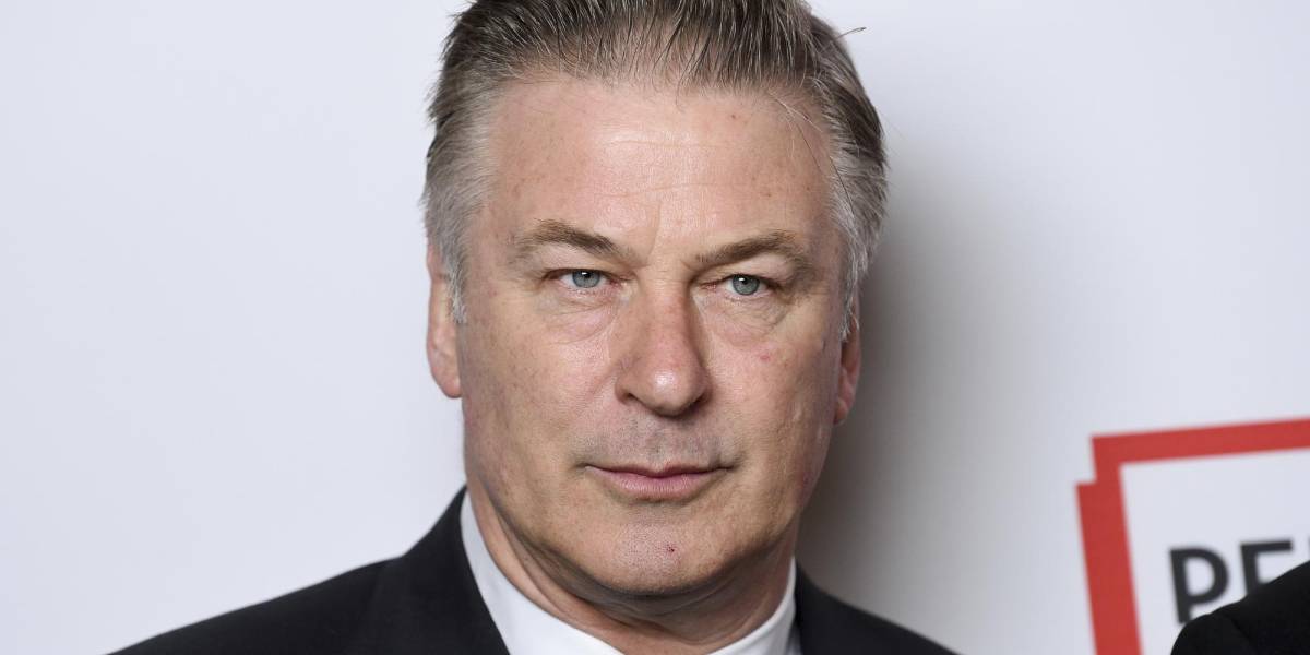 Familia de fotógrafa muerta en set demanda a Alec Baldwin