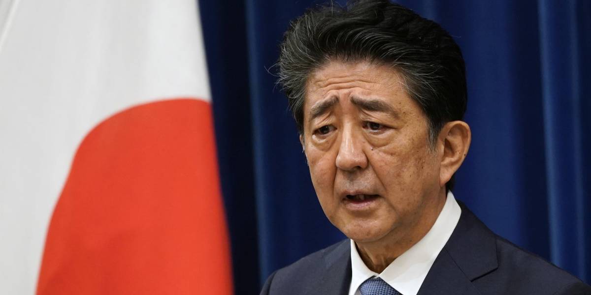 Disparan a un exprimer ministro japonés mientras daba un discurso electoral