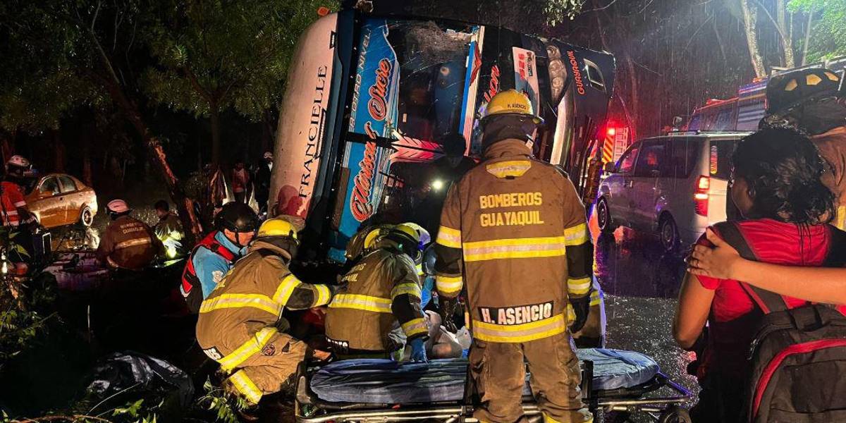 Un bus se volcó en vía a la Costa y dejó siete fallecidos y 11 heridos