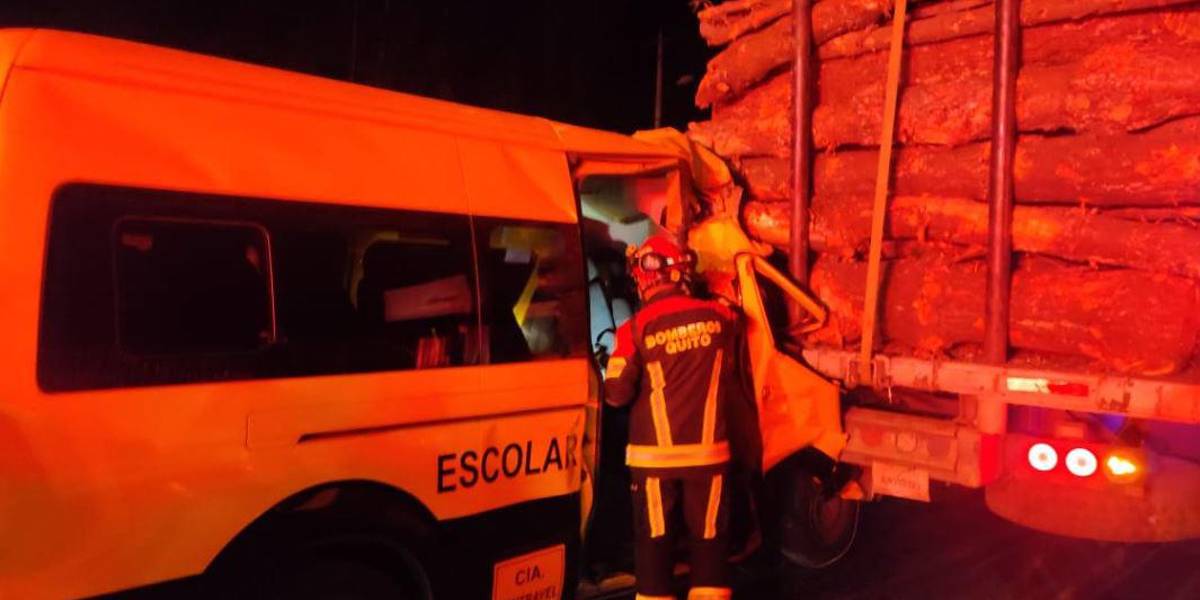 Un fallecido tras choque entre una buseta escolar y un tráiler en Píntag