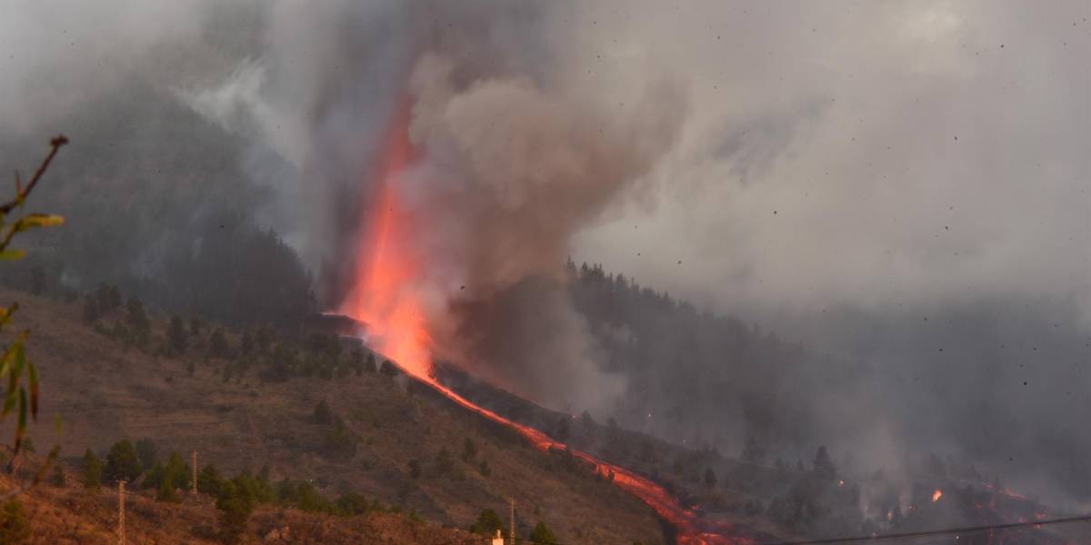 Las impresionantes imágenes de la erupción de un volcán en las islas Canarias, en España