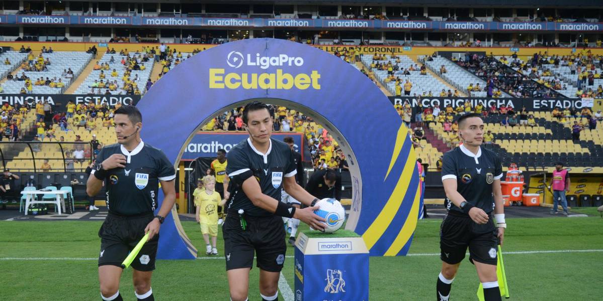 La Comisión Nacional de Árbitros analiza explicar las decisiones del VAR en directo durante los partidos