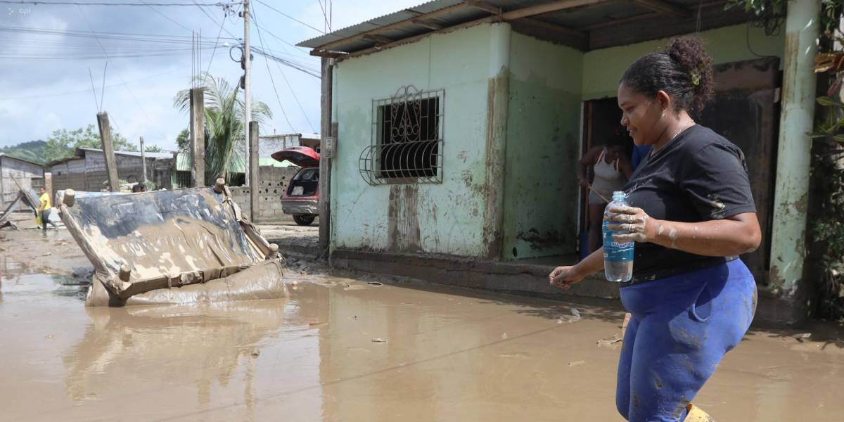 Ecuador estudia declarar la emergencia vial por las inundaciones en Esmeraldas