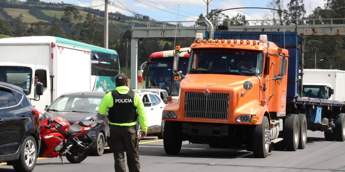 La vía Alóag, en Pichincha, se habilita tras reunión entre transportistas y ministros