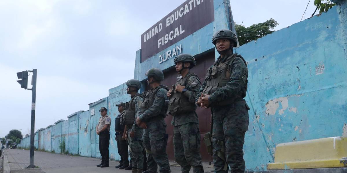 Militares y policías resguardan los exteriores de colegios en Guayaquil y Durán ante hechos de violencia