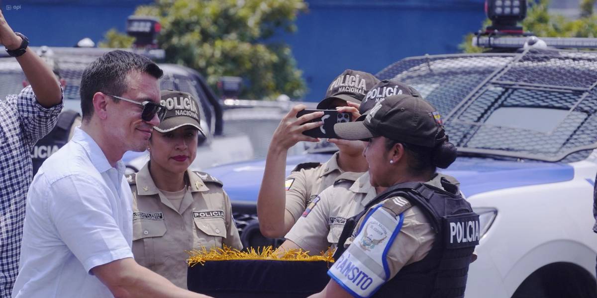 Noboa prohíbe financiamiento público a milicias urbanas y ratifica a la Policía como la encargada de la seguridad