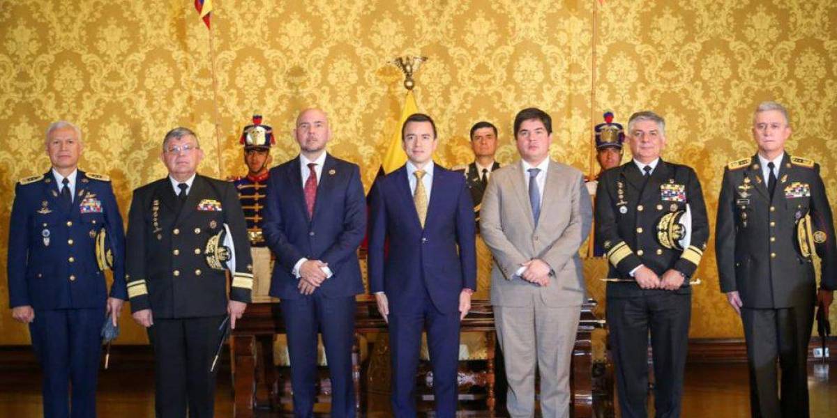 Noboa posesiona a la cúpula militar de las Fuerzas Armadas: Juntos vamos a vencer y darle paz al pueblo ecuatoriano