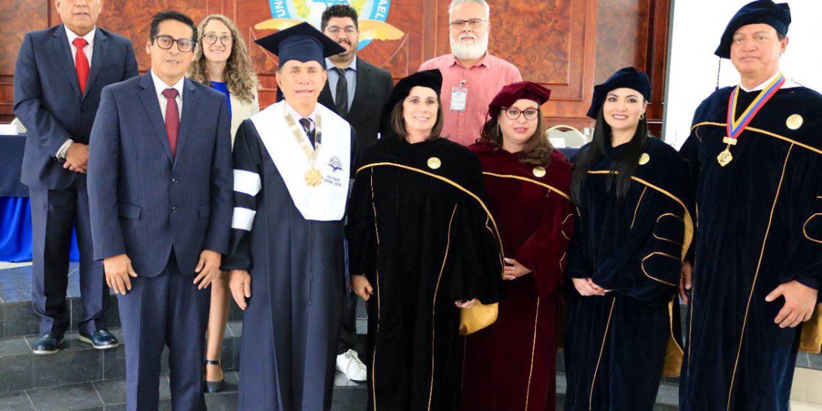 Alfonso Espinosa de los Monteros recibe el Doctorado Honoris Causa por parte de la Universidad Israel