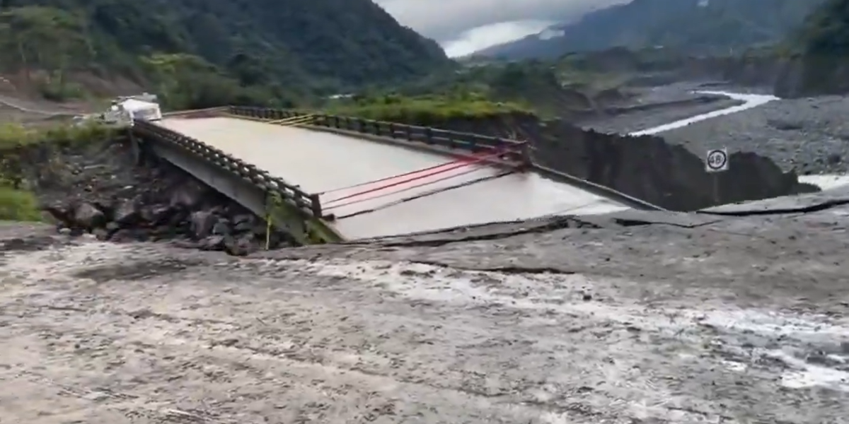 Un puente colapsó por la erosión del río Loco, en Napo