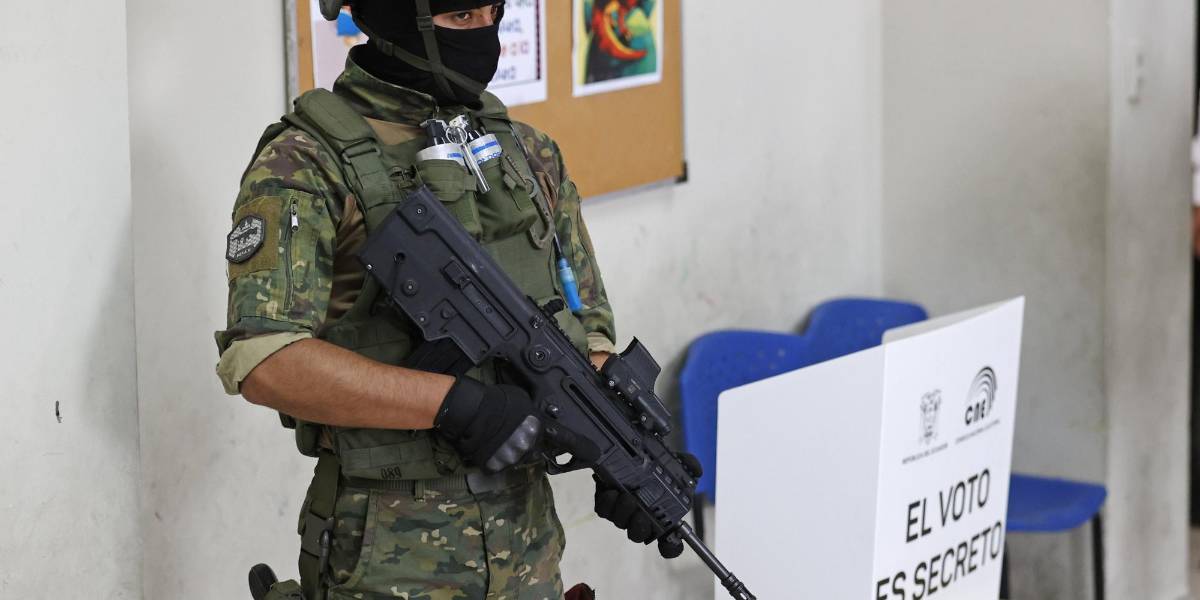 Elecciones Ecuador 2023: chalecos antibalas, cascos y fuerte resguardo marcan los comicios este domingo