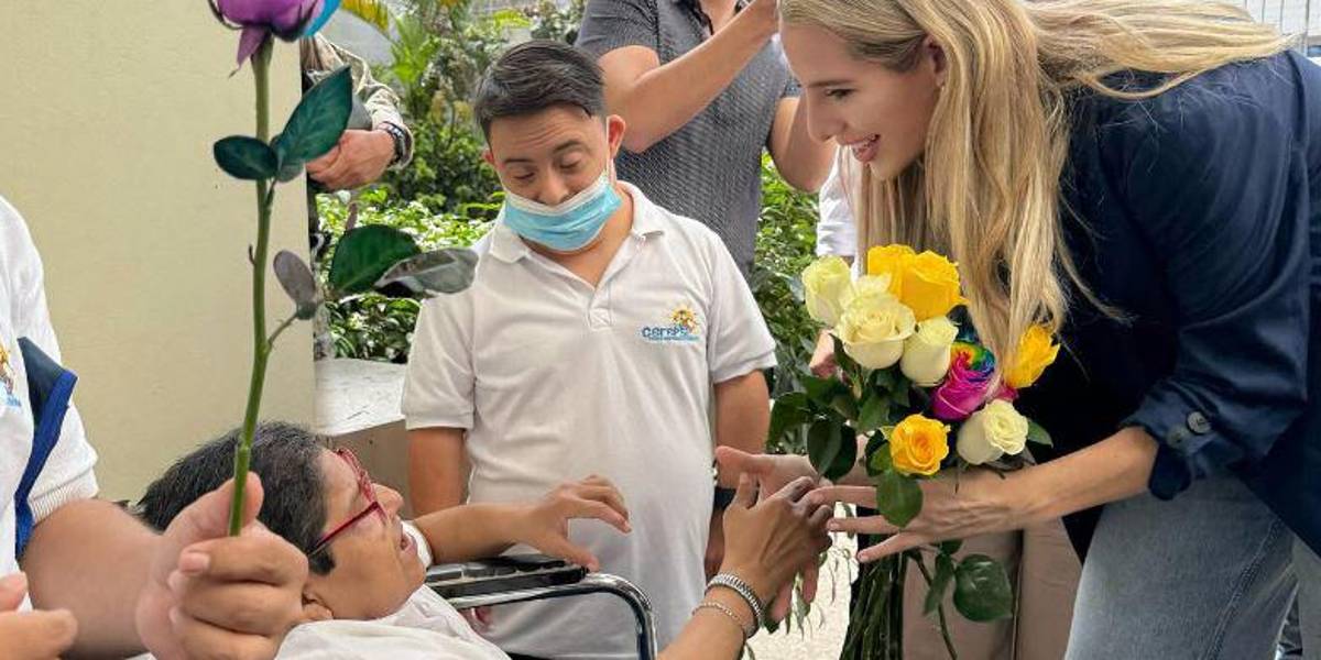 Lavinia Valbonesi entregó sillas de ruedas a personas con discapacidad