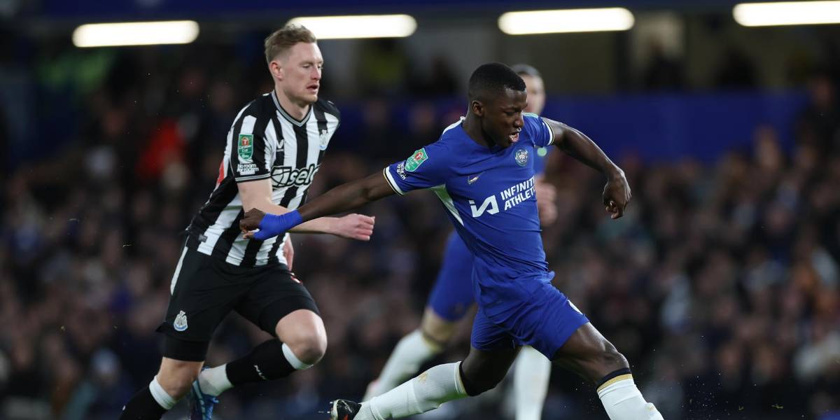 Chelsea, con Moisés Caicedo al filo de una expulsión, avanza a semifinales de la Copa de la Liga