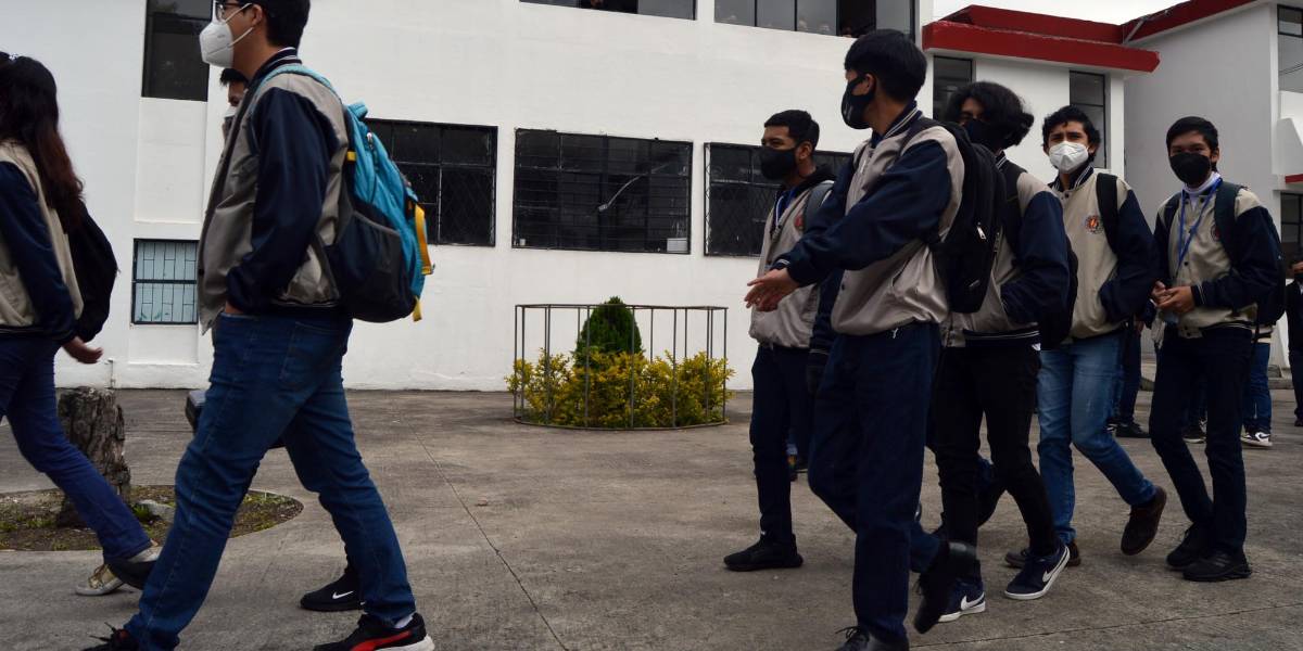 Retorno presencial voluntario de clases será con aforo controlado, personal y alumnos vacunados