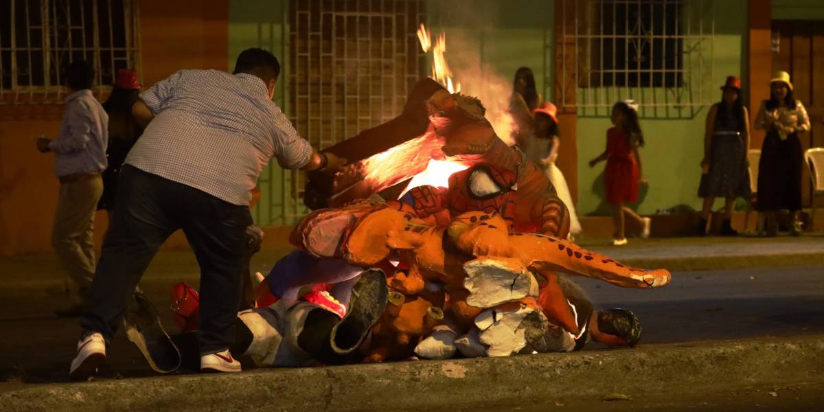 Fin de Año: estas son las multas por quemar monigotes en Guayaquil y Quito