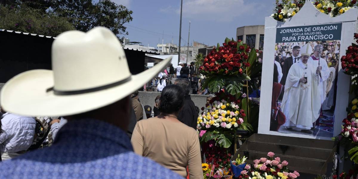 Plegarias en el mundo por el papa Francisco, hospitalizado en estado crítico