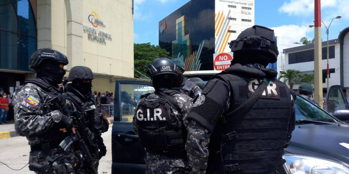 Policía investiga como terrorismo los explosivos hallados en unidad judicial de Guayaquil