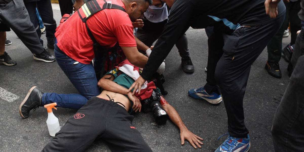 Un fotógrafo argentino herido en las protestas sigue en estado crítico