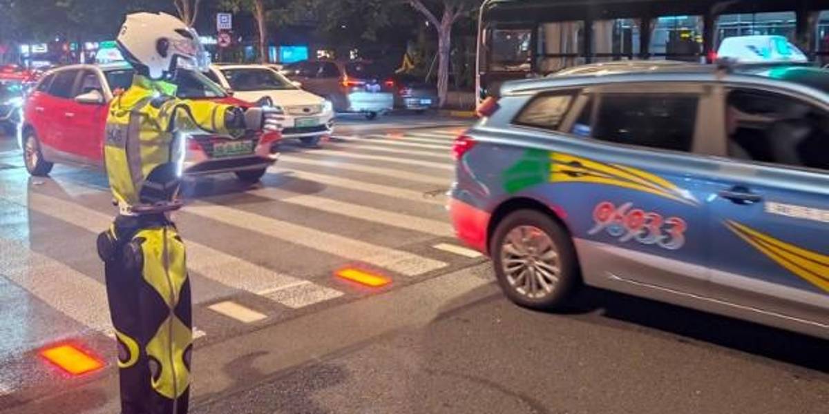 Un robot dirige el tráfico en China y se vuelve viral en redes sociales